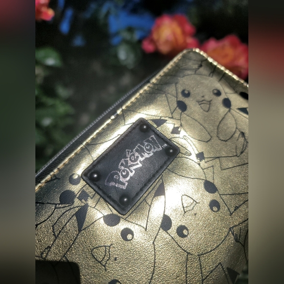 Pokémon Pikachu Metallic Wallet - Picture 9 of 9